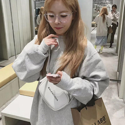 발렌시아가 에브리데이 카메라백 XS/S 화이트 (현아 착용)