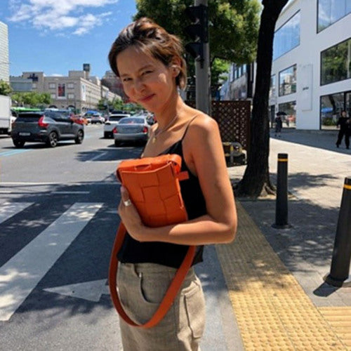 보테가베네타 카세트백 오렌지 (김나영 착용)