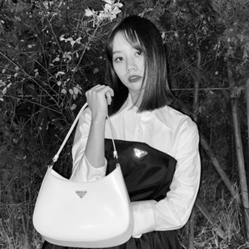 프라다 클레오 브러시드 가죽 숄더백 화이트 (혜리 착용)