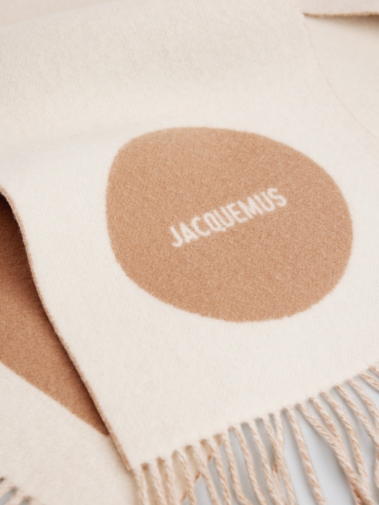 자크뮈스 지오메트릭 머플러 카멜