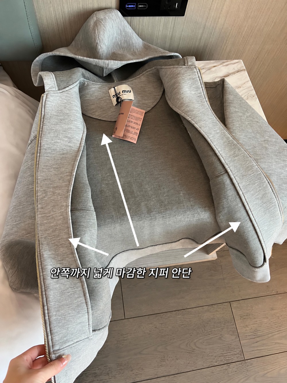 미우미우 자수 코튼 후드 집업 그레이 판매 제품 실사