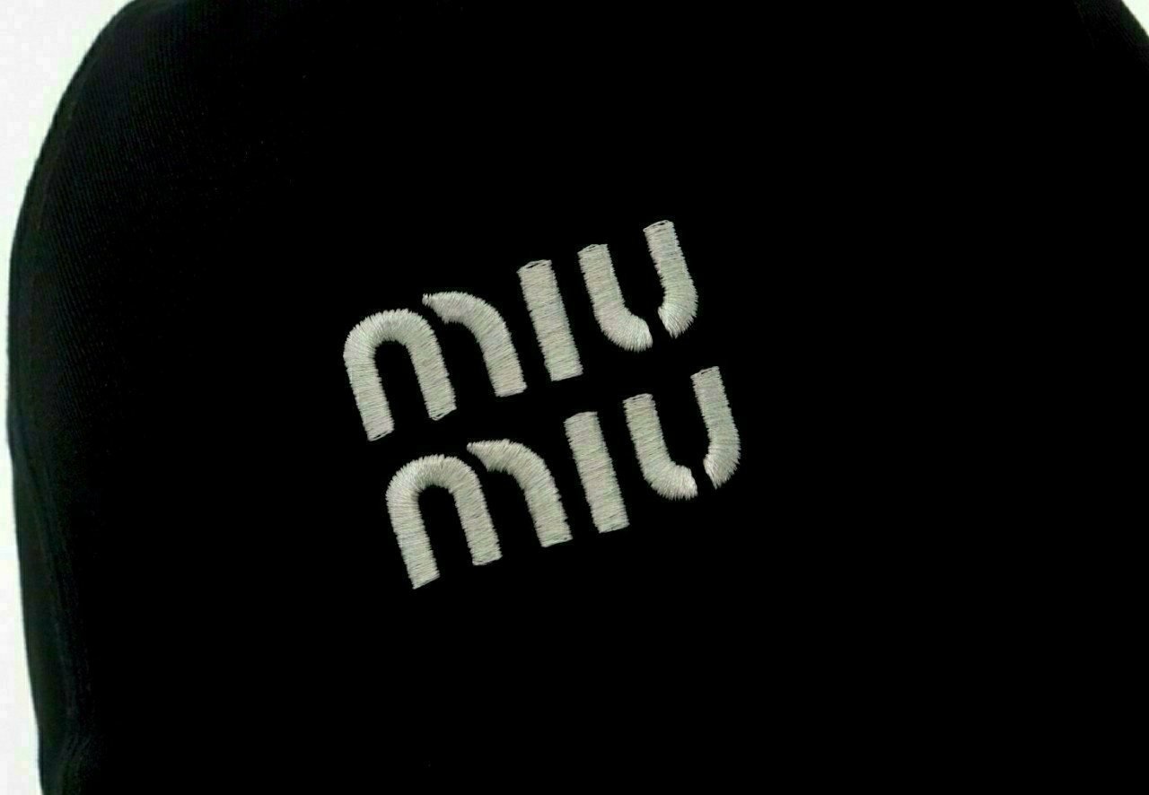 [국내배송] 미우미우 로고 볼캡 블랙 (김지원 착용) 판매 제품 실사