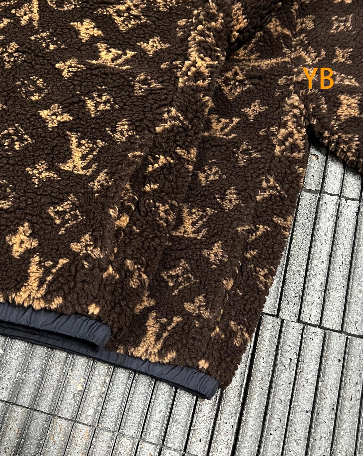 루이비통 모노그램 리버서블 플리스 블루종 1AKM2R 판매 제품 실사