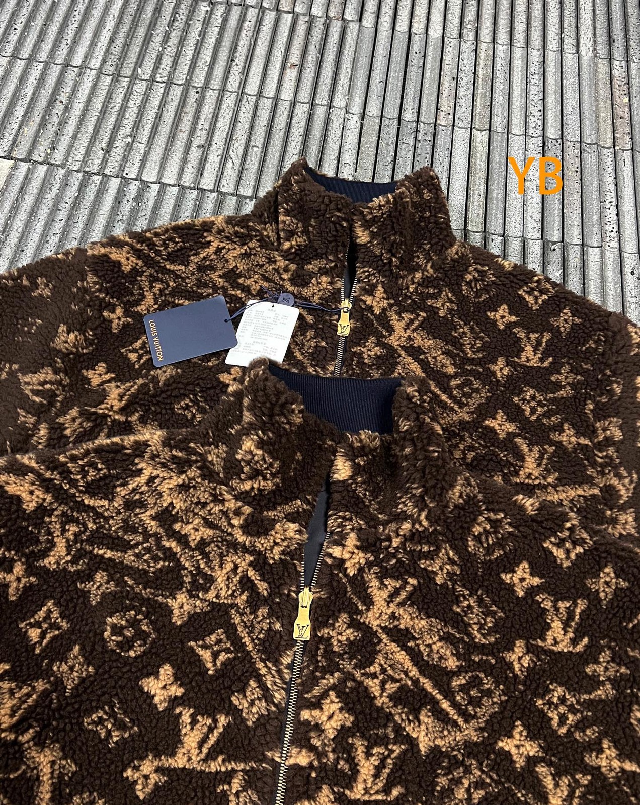 루이비통 모노그램 리버서블 플리스 블루종 1AKM2R 판매 제품 실사