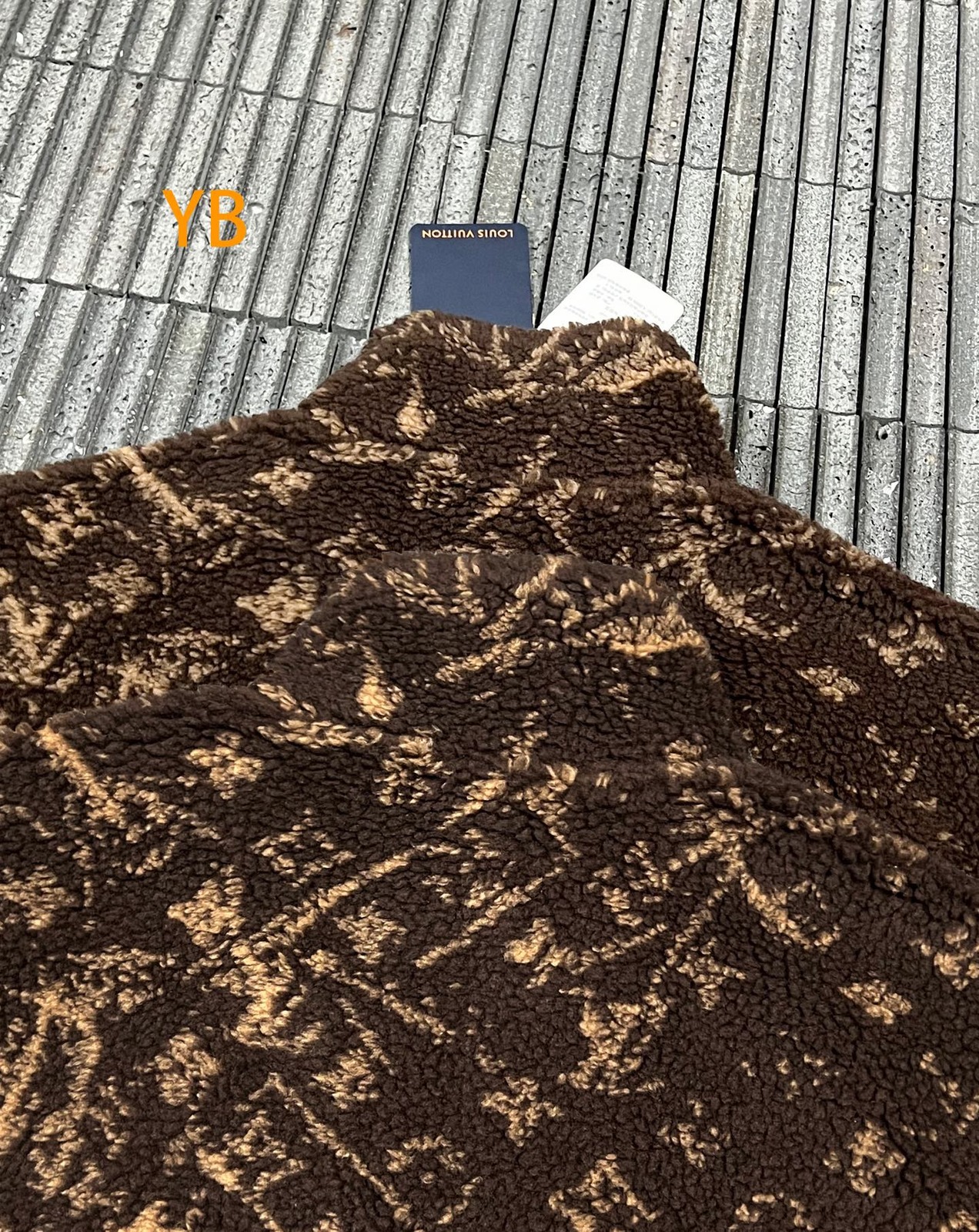 루이비통 모노그램 리버서블 플리스 블루종 1AKM2R 판매 제품 실사
